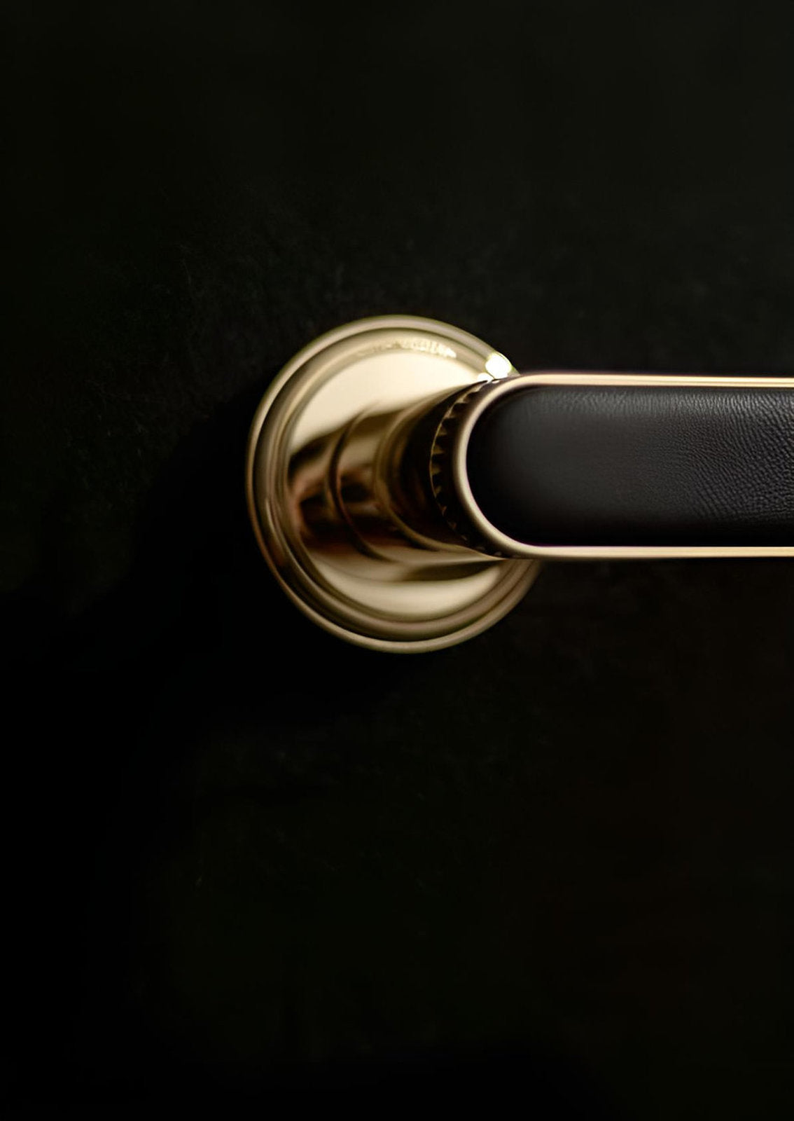 Dettaglio della maniglia Krone Sartorial Salice Paolo in ottone con inserto in pelle nera