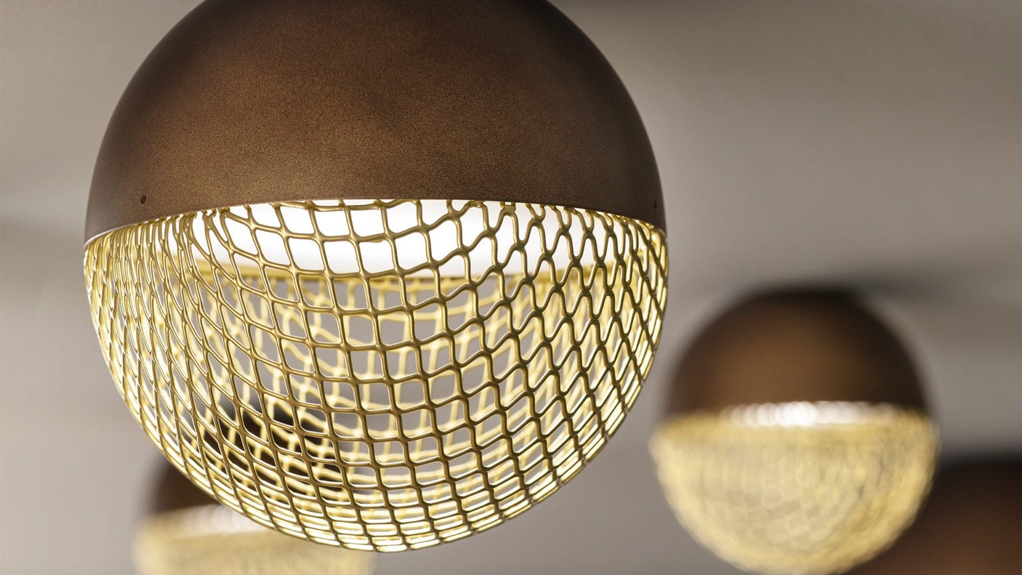 dettaglio rete in mesh dorata della lampada da soffitto Iglù di Masiero