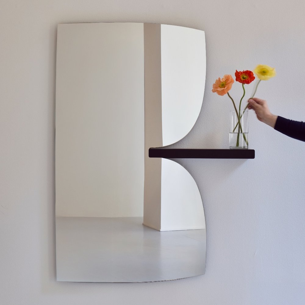 Specchio Morphed ex Squash di Magis con mensola e vaso di fiori – vista frontale ambientata