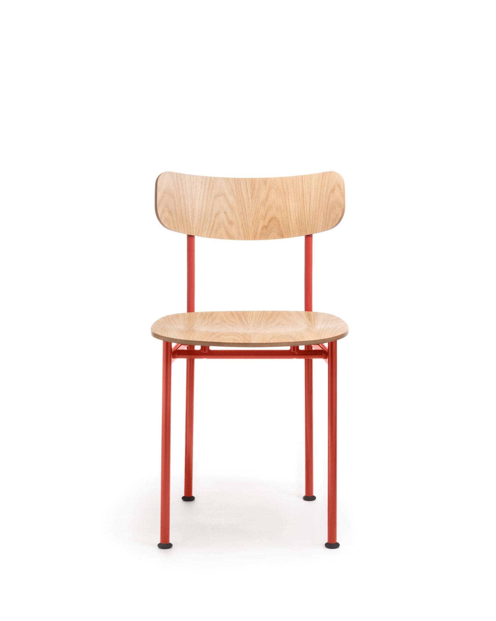 Sedia Motta Magis, Jasper Morrison, rovere naturale, struttura in acciaio rosso, vista frontale su bianco.