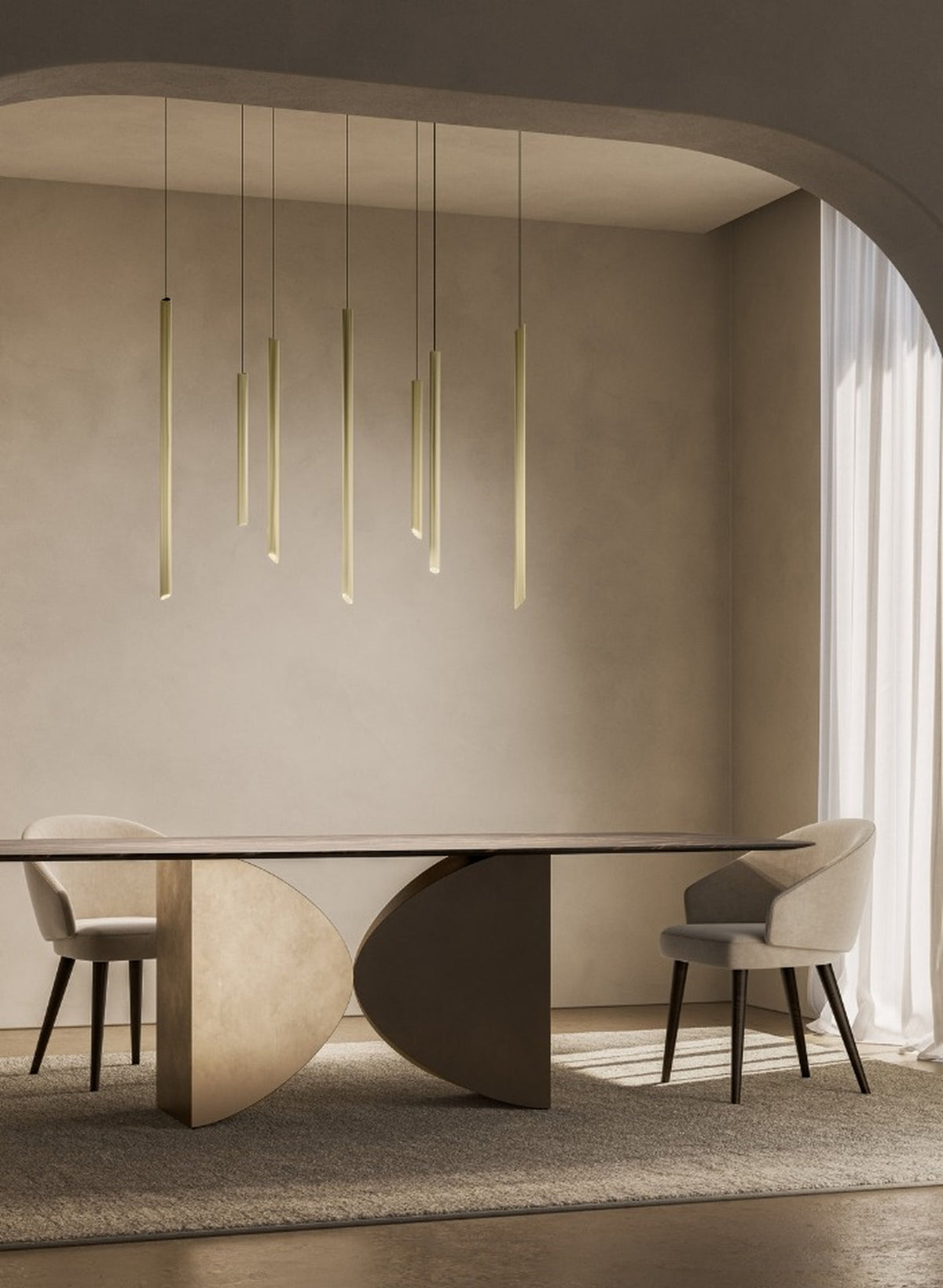 Lampadario lineare Na-ar di Masiero a 7 luci, con elementi cilindrici dorati sospesi sopra un tavolo da pranzo.