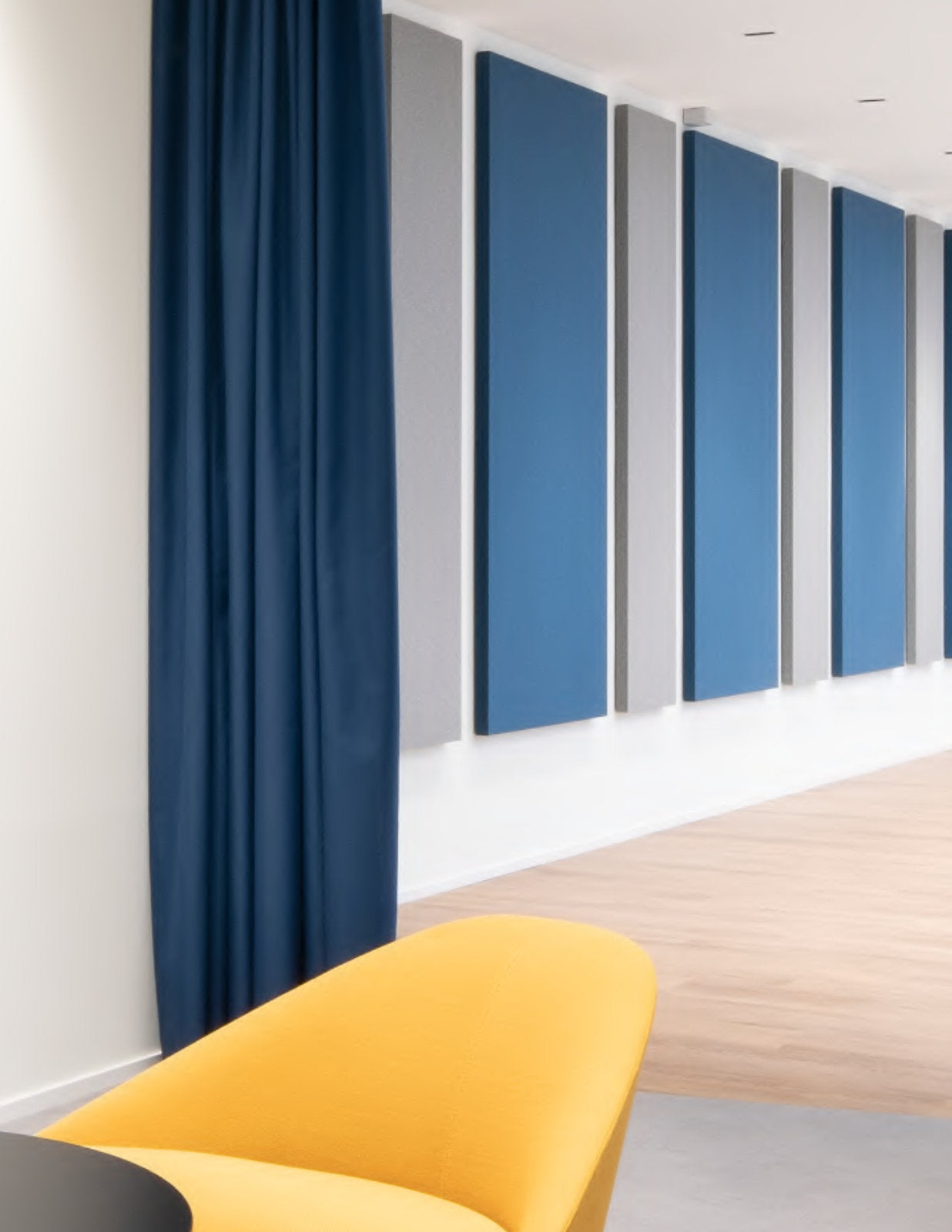 Boiserie acustica blu con bordo squadrato in ufficio moderno - Fonoquadro Side tessuto Trevira