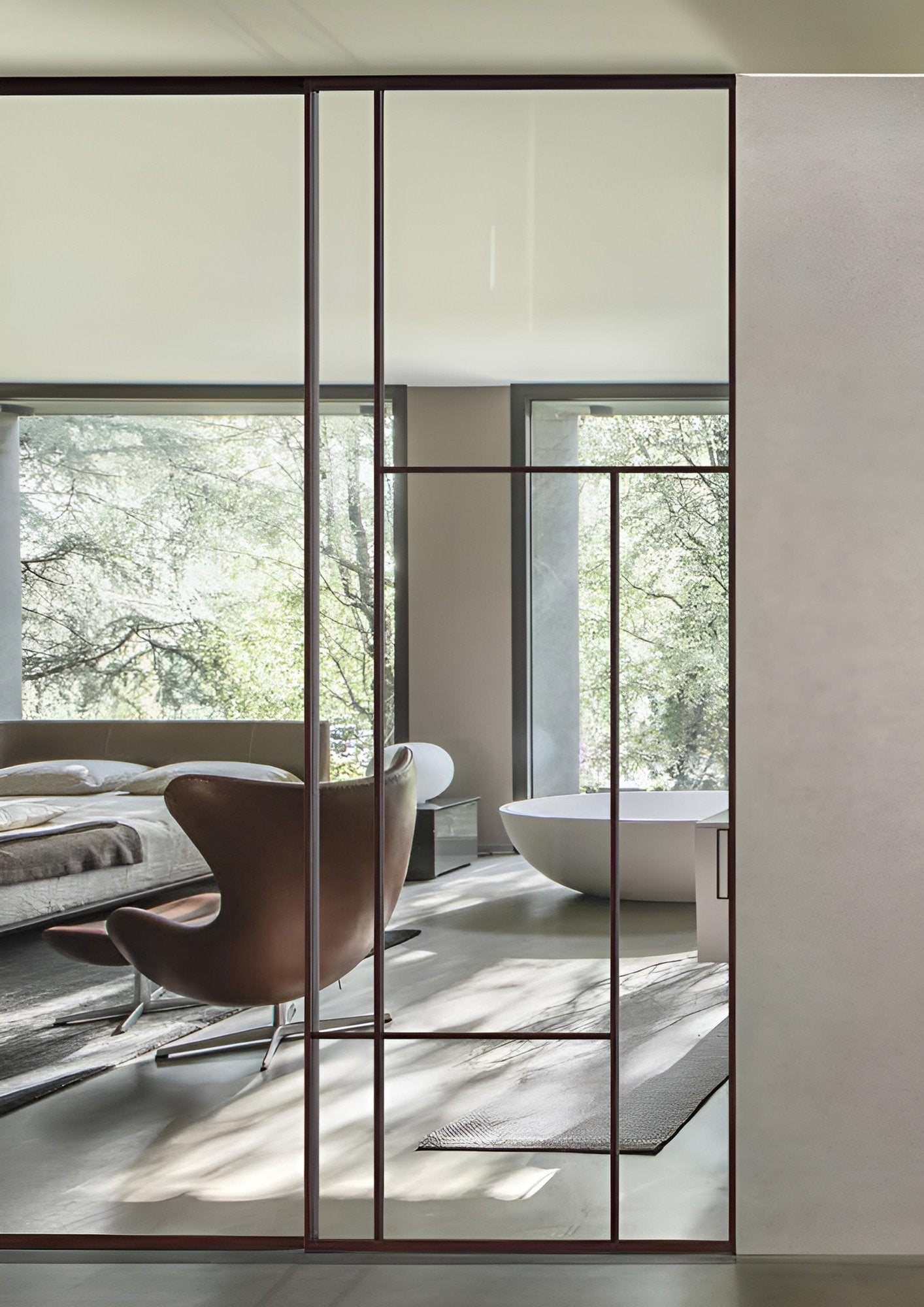 Parete divisoria scorrevole in vetro e alluminio Viva Porte Bellagio Linee Mondrian, suite con vasca