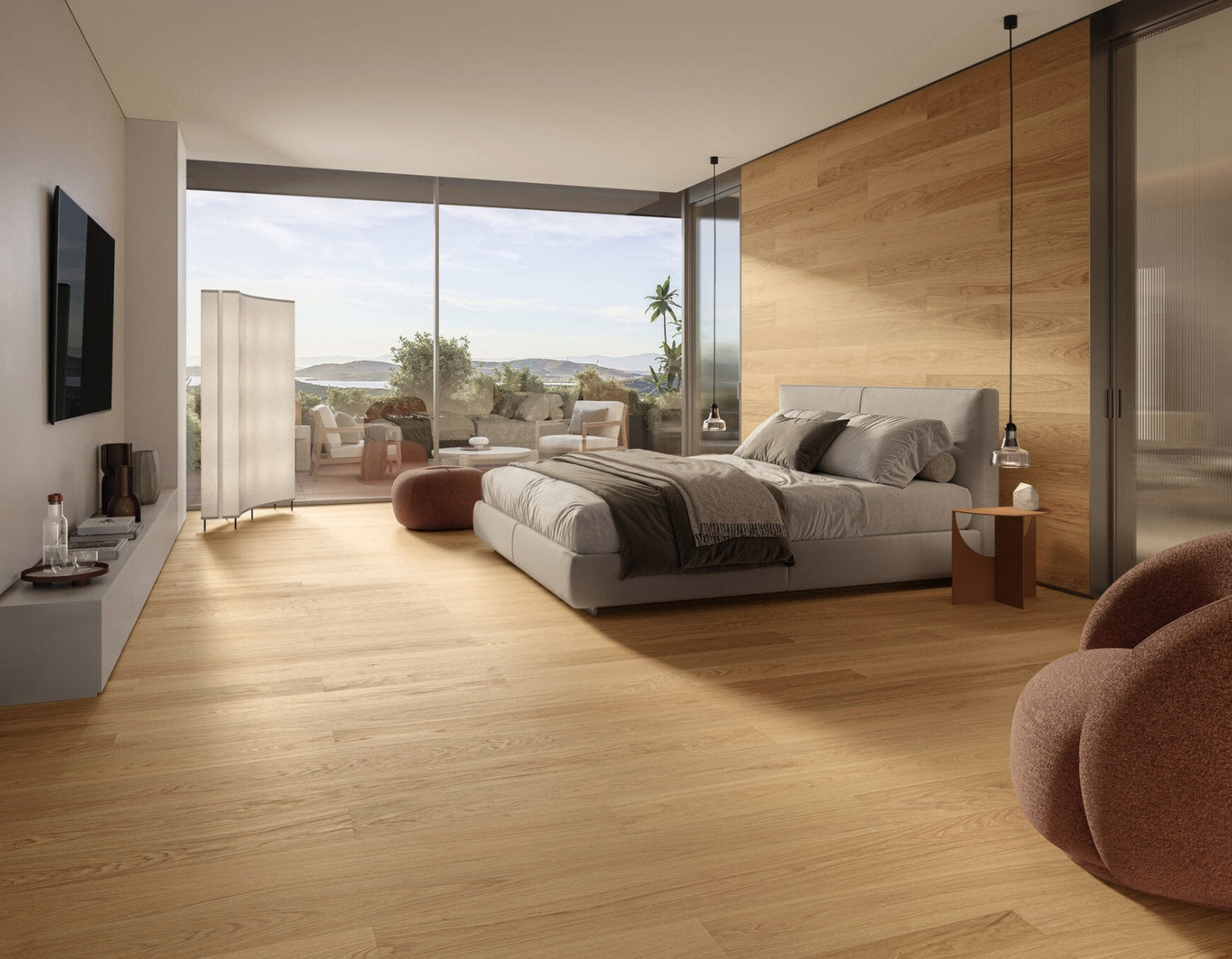 Camera da letto luminosa con parquet in legno rovere chiaro, letto imbottito grigio e parete rivestita in legno coordinato.