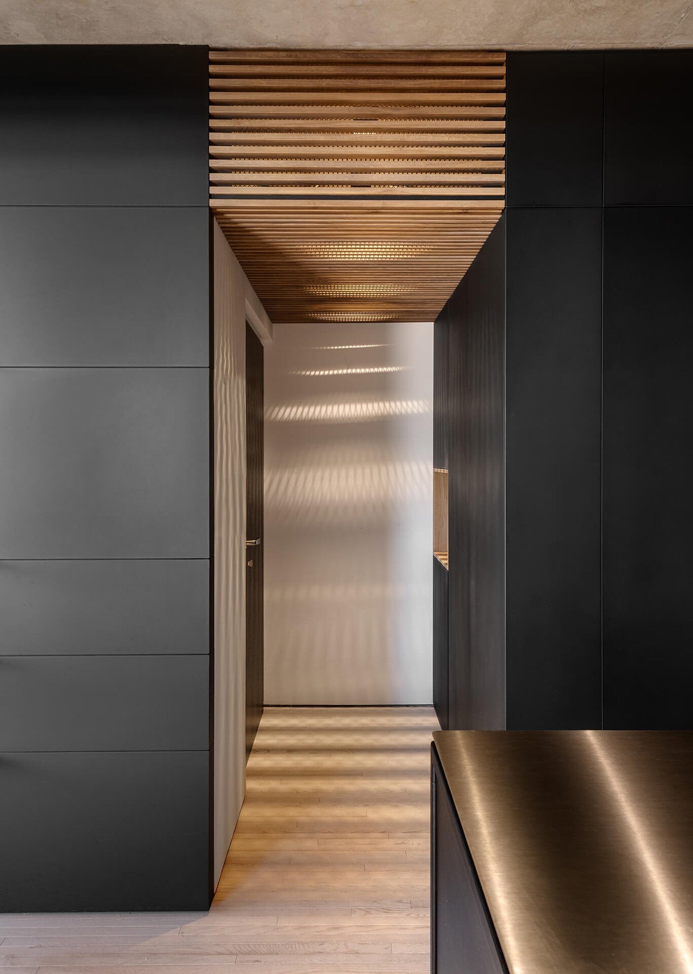 Pavimento LAB Strip Vodka Stile rovere naturale in corridoio con soffitto a listelli in legno