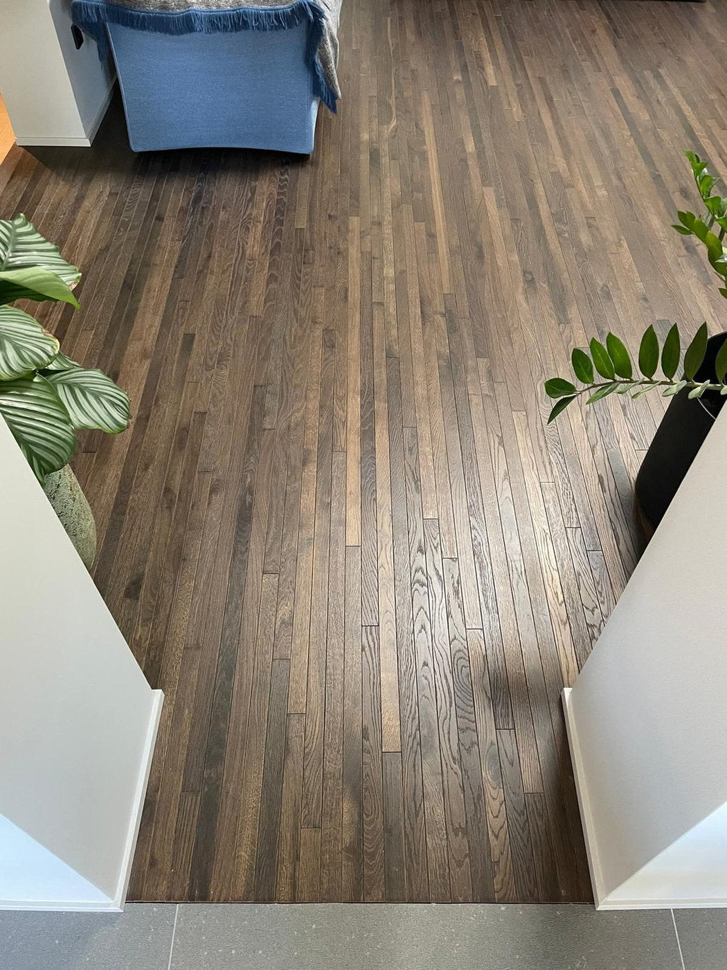 Pavimento legno doga stretta Stile Lab Strip colore marrone chiaro in ambiente residenziale