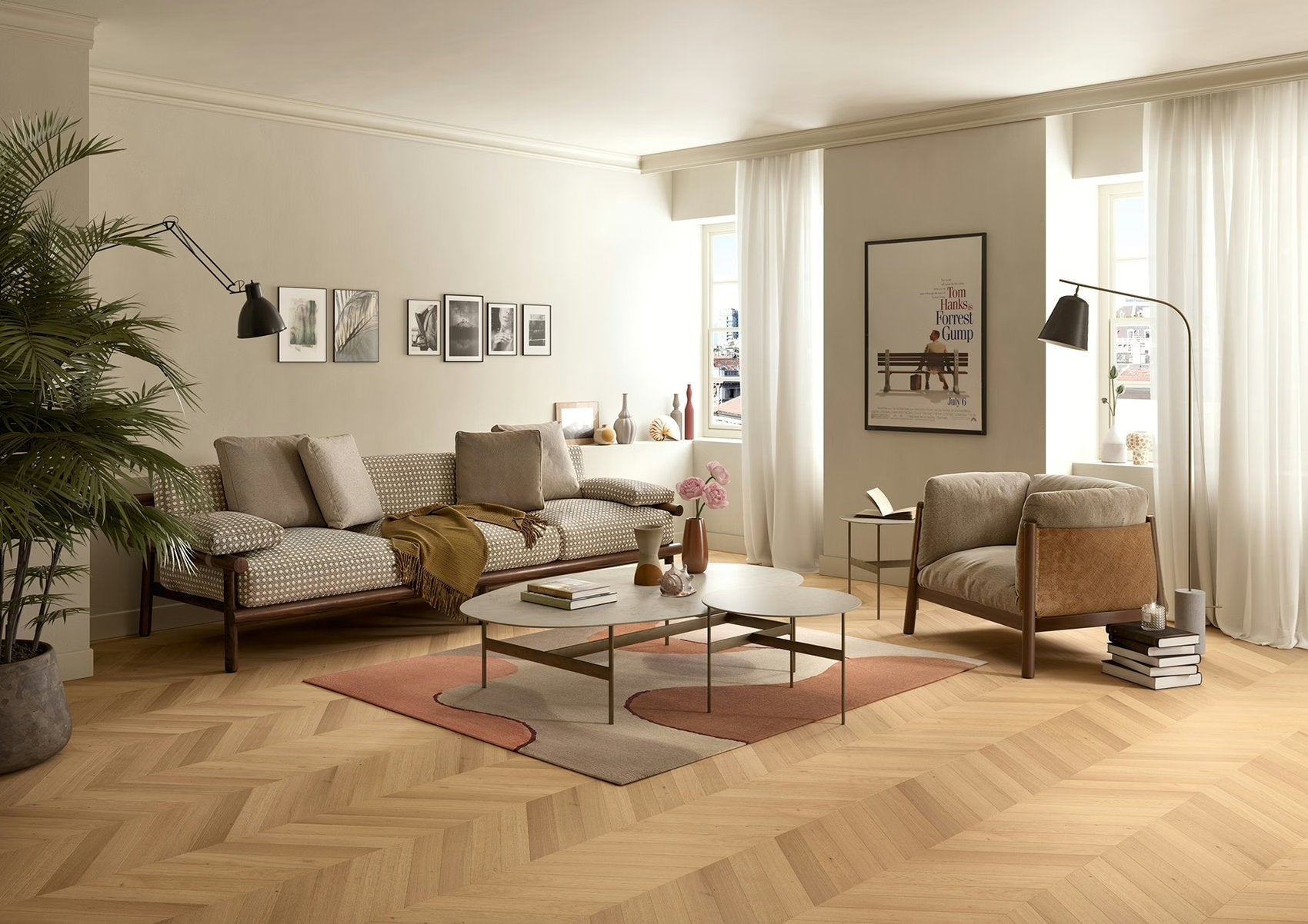 Parquet rovere spina francese 45° Woodco, posa chevron in soggiorno con luce naturale