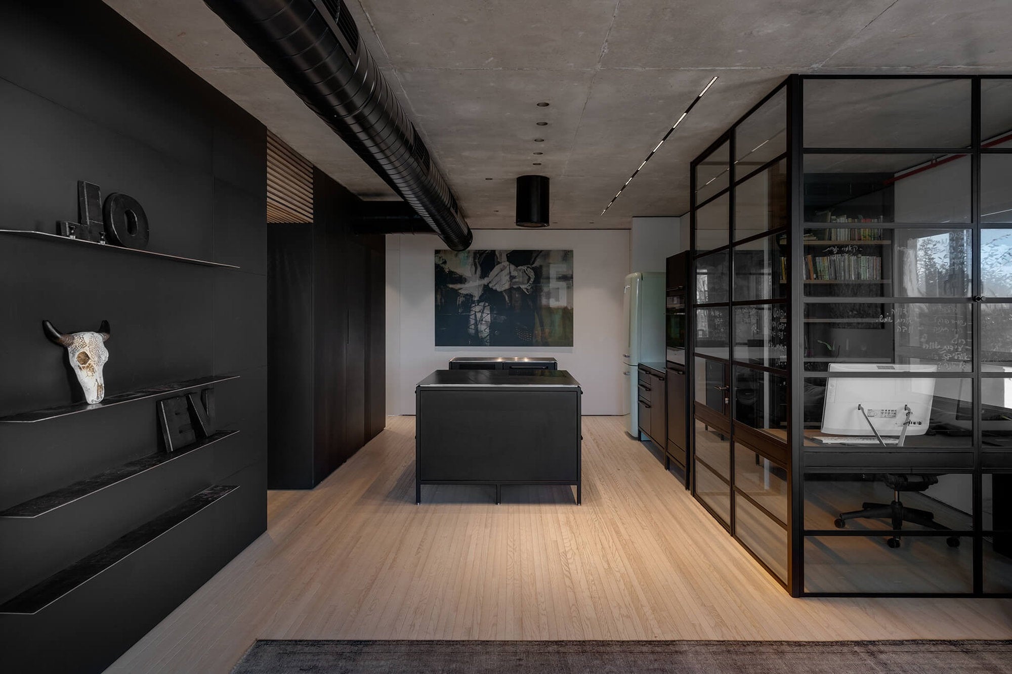 Pavimento in legno LAB Strip Stile rovere naturale in ambiente open space con pareti nere