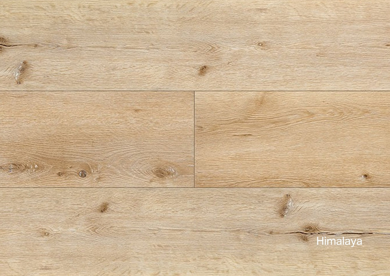 Pavimento SPC Flow 55 Himalaya, effetto legno rovere chiaro luminoso e venatura morbida 