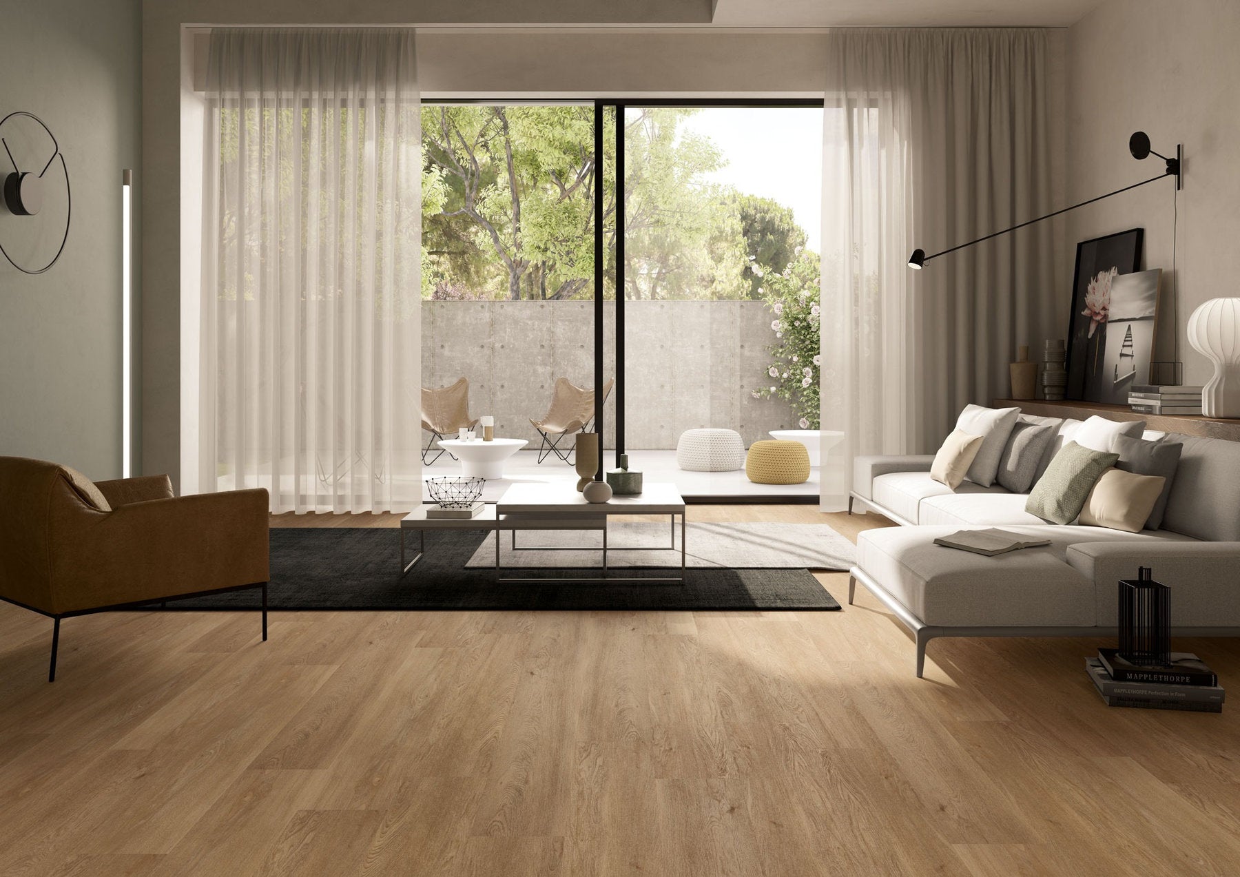 Pavimento SPC Flow 55 K2 effetto legno chiaro in salotto, doghe luminose