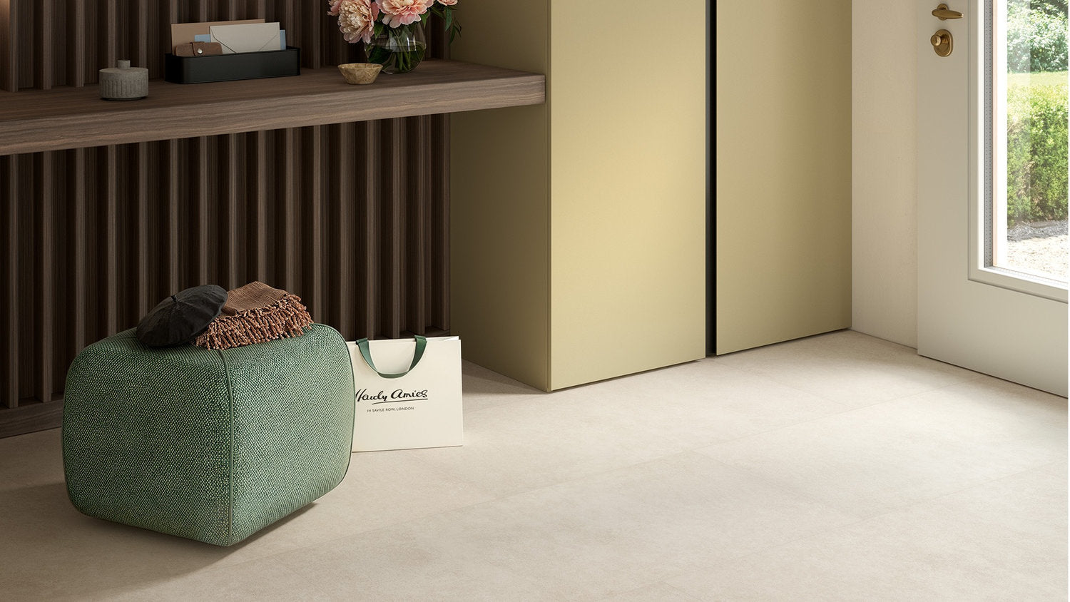 Pavimento SPC Flow+ XL Tile Kibo beige chiarissimo effetto pietra, ufficio moderno con luce naturale