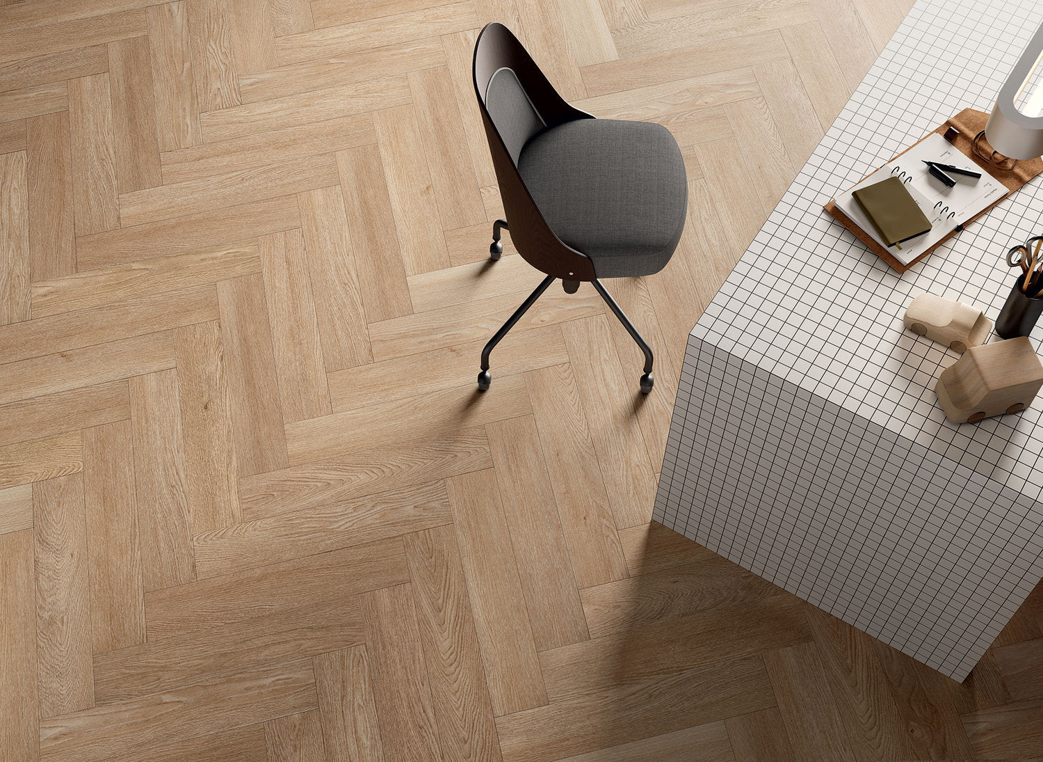 Vista dall’alto di pavimento SPC Flow a spina italiana, effetto legno naturale, in ambiente studio