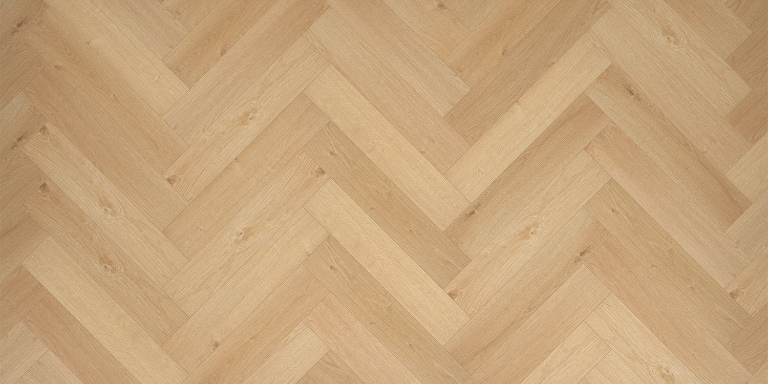 Pavimento SPC Flow posa a spina italiana, effetto legno caldo, disegno a incastro in primo piano