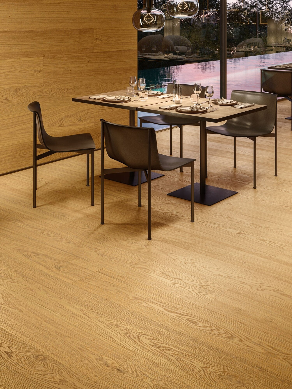 Vista ravvicinata del Rovere Caspio Lumbertech 270 in una sala da pranzo con sedute nere e lampade in vetro fumé
