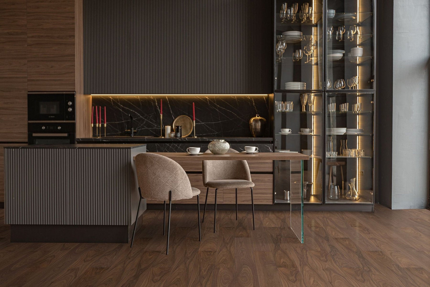 Vista di una cucina moderna con pavimento in legno SPC Star Wood Skema, finitura Noce Brandy, e arredi in legno e vetro