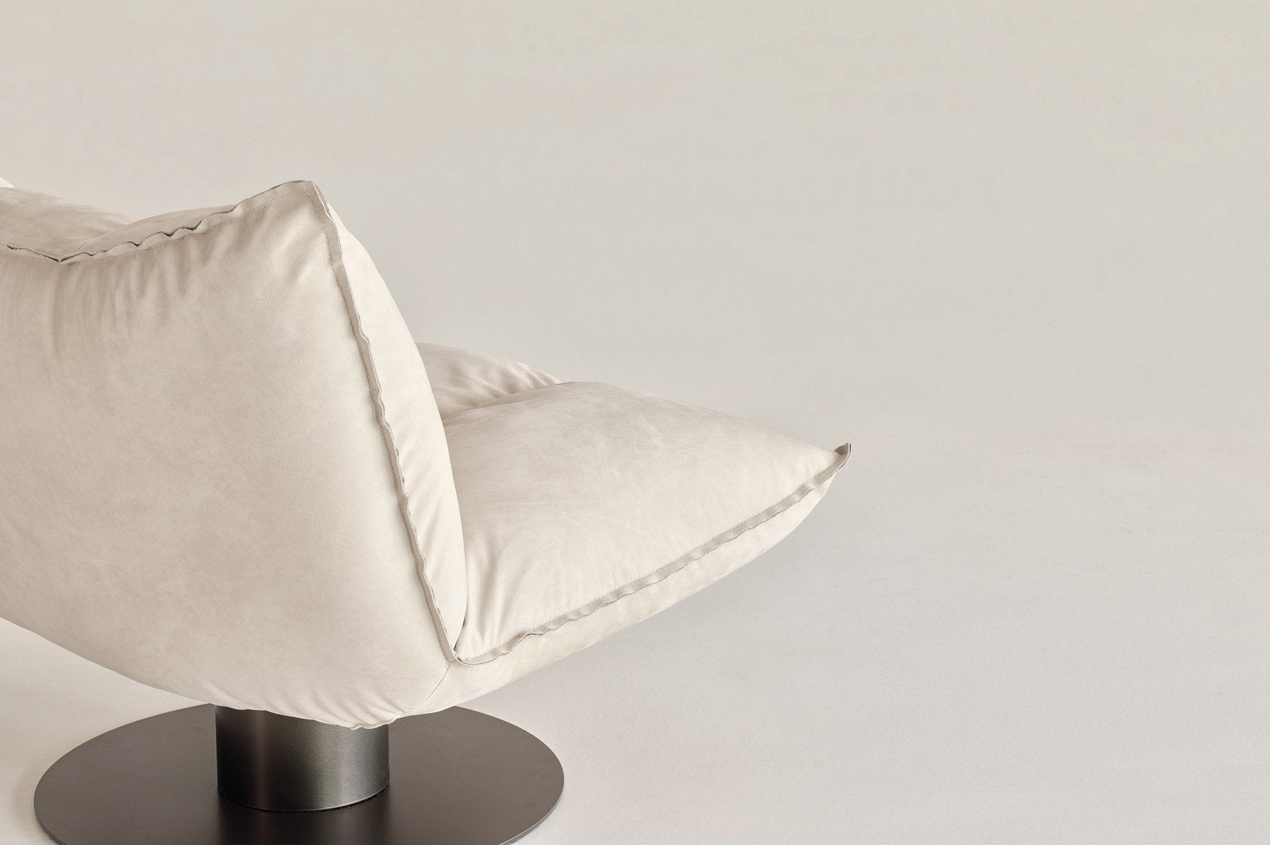 Poltrona girevole Dock Cierre1972 in pelle chiara, seduta lounge con base metallo bronzo