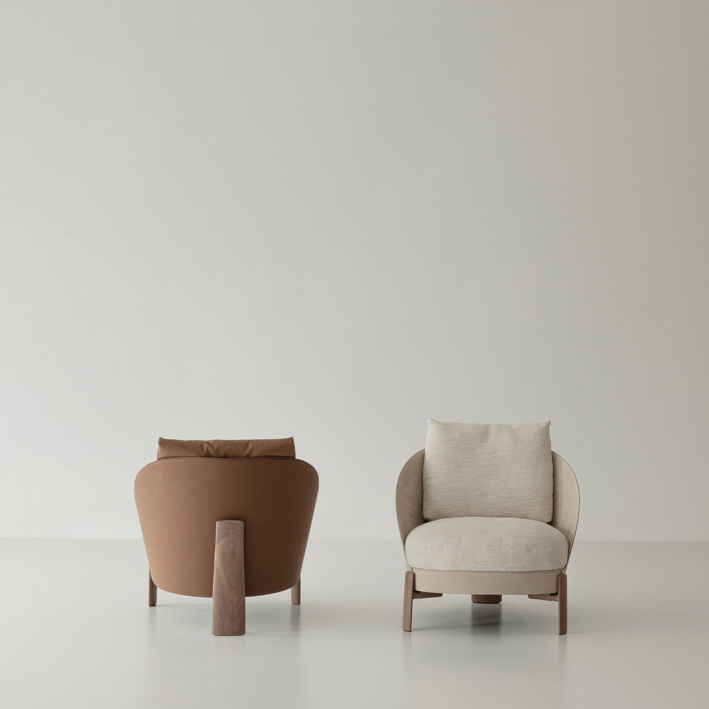 2 poltrone design Catarina Cierre Imbottiti in colori neutri in ambiente minimal chiaro