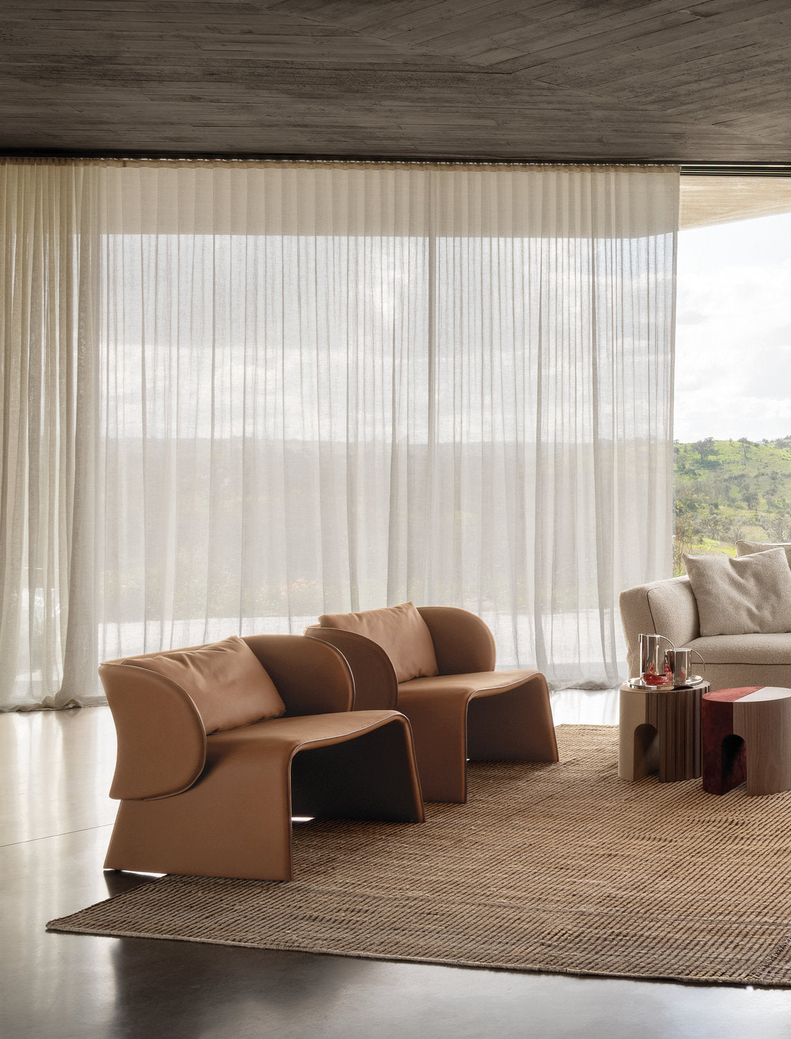 Due poltrone in pelle marrone chiaro di Cierre Imbottiti in soggiorno elegante