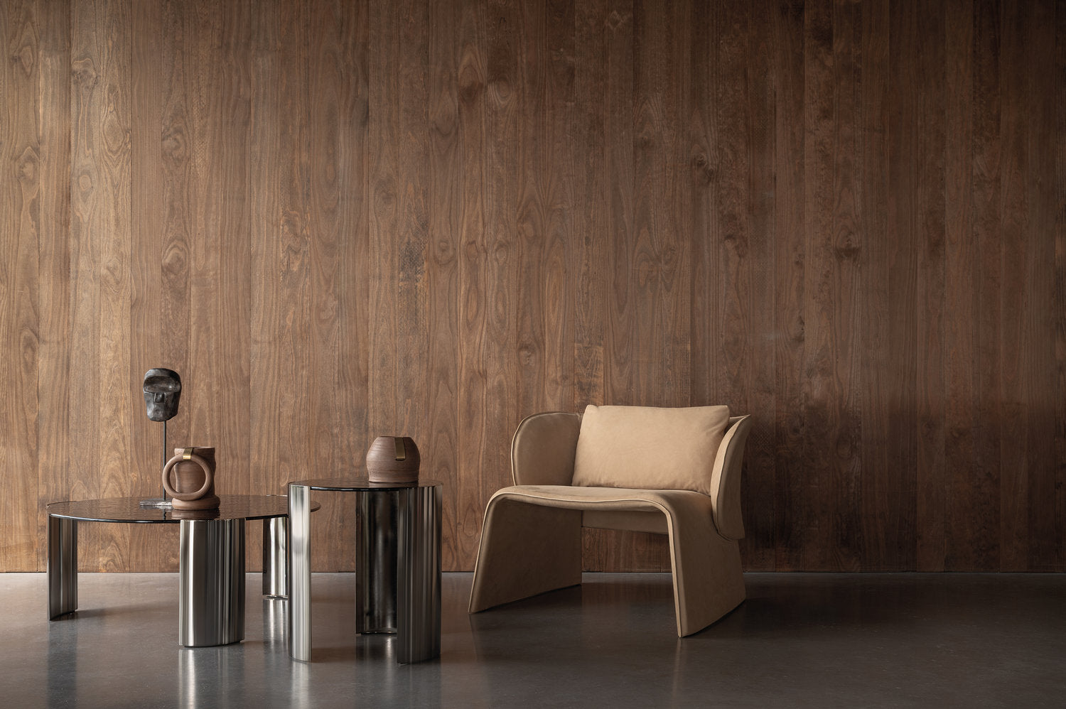 poltrona in pelle chiara Knight di Cierre Imbottiti in soggiorno con boiserie in legno