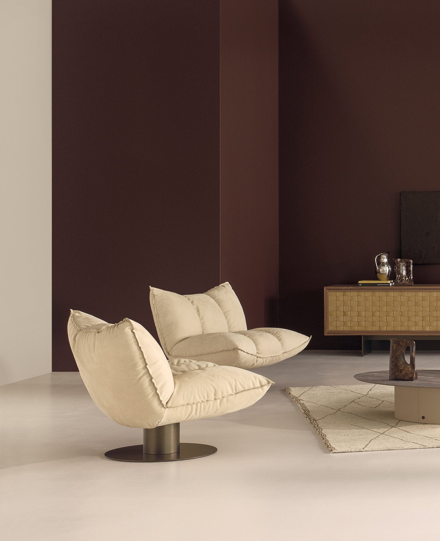 Poltrona girevole Dock Cierre1972 in ambiente living, base metallo e seduta imbottita