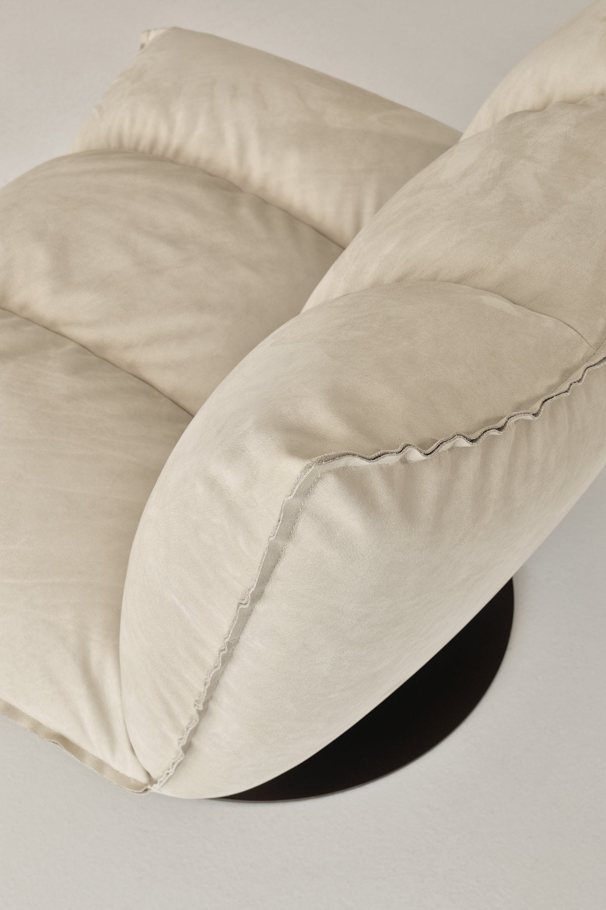 Dettaglio poltrona girevole Dock Cierre1972 in pelle chiara, seduta imbottita design
