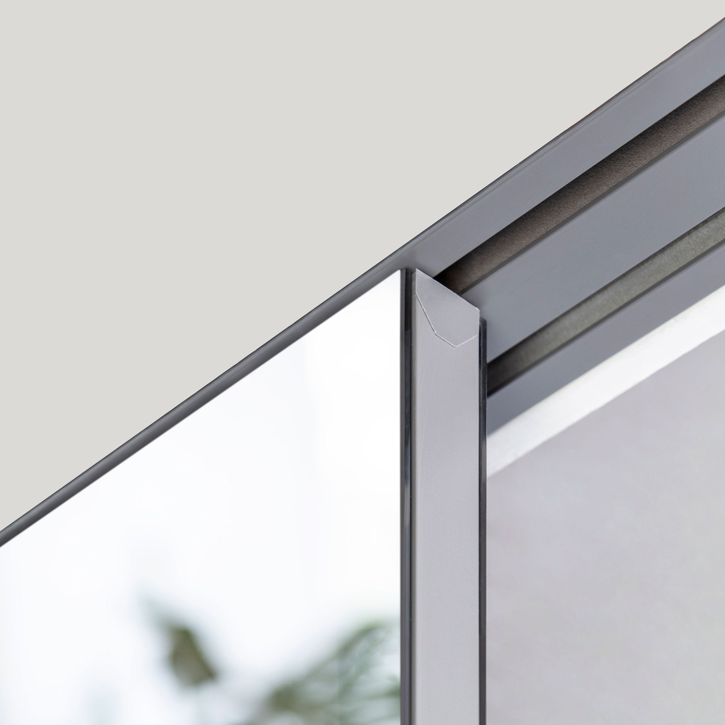 Viva Porte Como, dettaglio anta in vetro con profilo in alluminio e binario superiore scorrevole