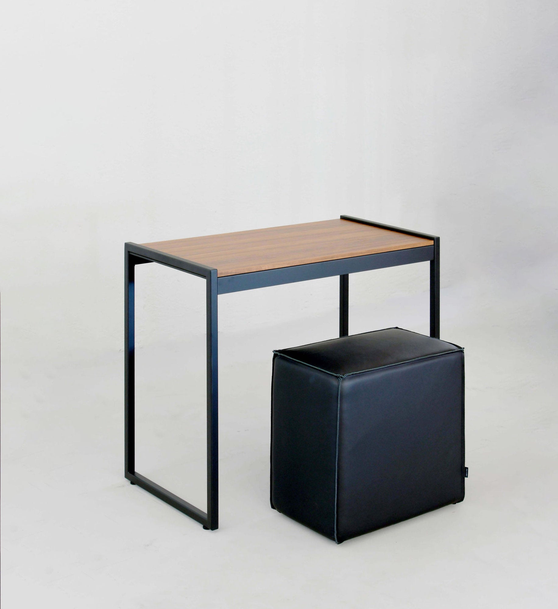 Scrivania Vestia xam in acciaio verniciato antracite con top legno e pouf contenitore coordinato