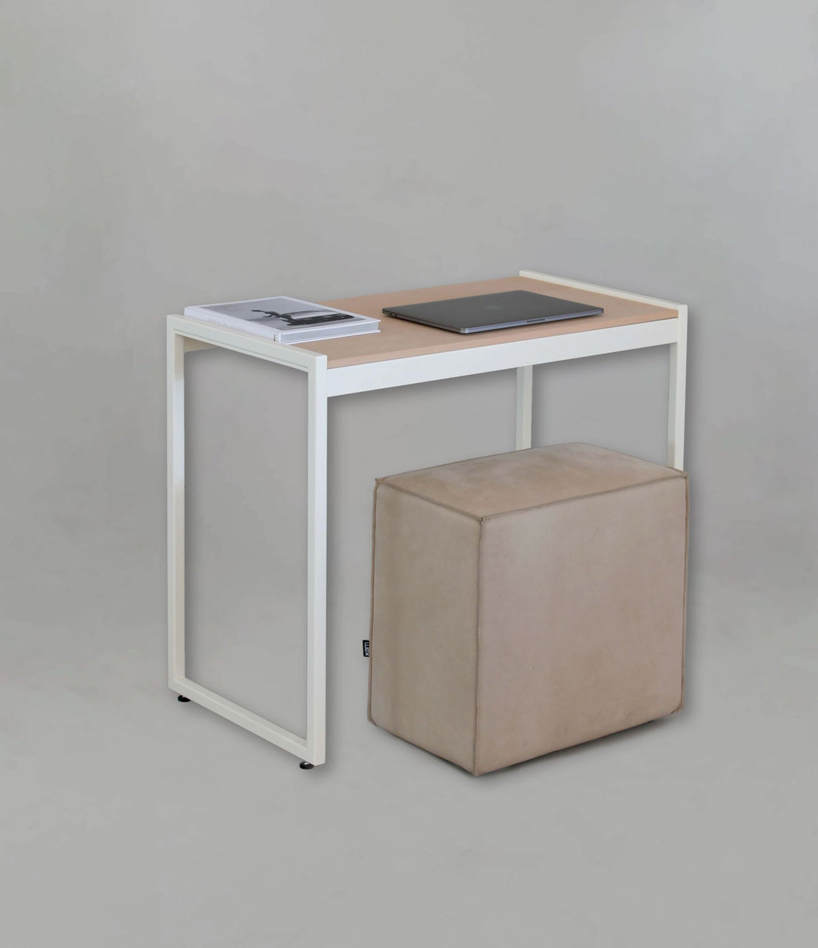 Scrivania modulare Vestia xam struttura bianca con piano in legno naturale e pouf imbottito beige