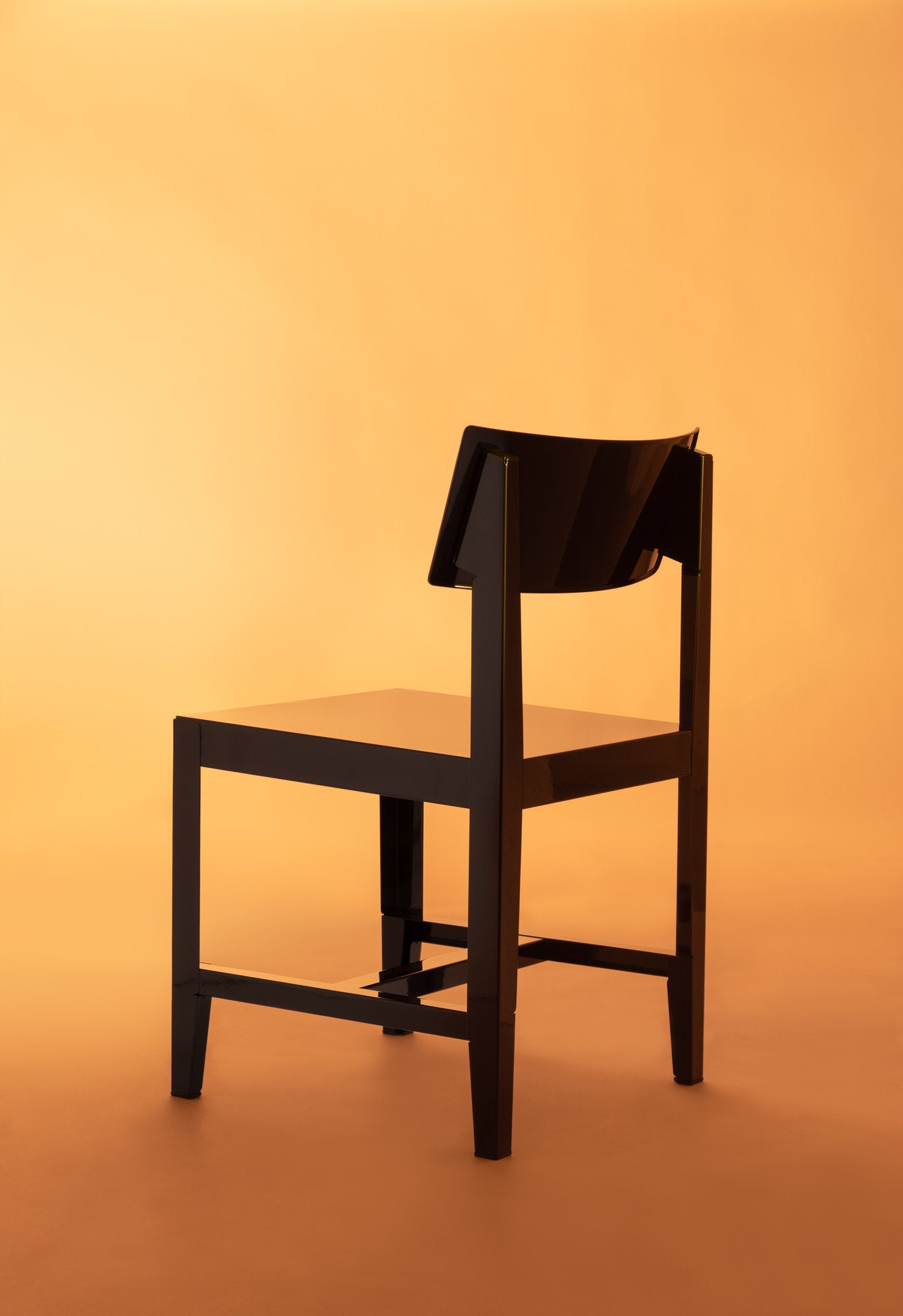 sedia Bishop Magis creata da Konstantin Grcic per Salone Mobile 2025 color marrone scuro