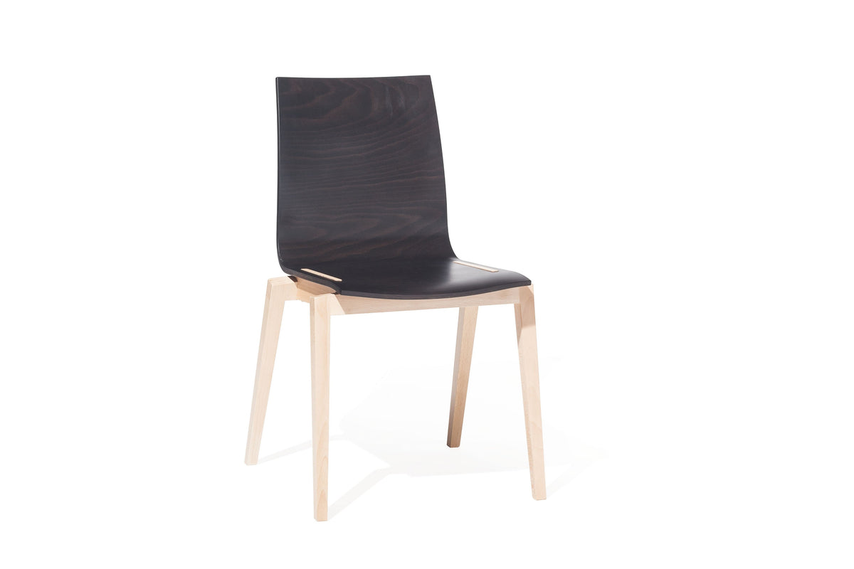 Sedia Stockholm TON in legno, struttura chiara e seduta scura, design scandinavo essenziale.