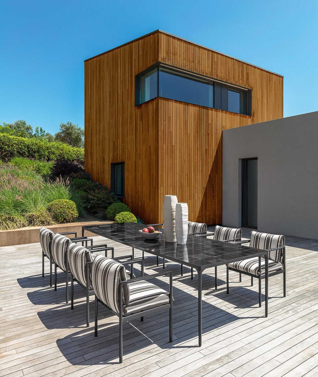Sedute outdoor Nalu Talenti con cuscineria a righe in area pranzo esterna contemporanea