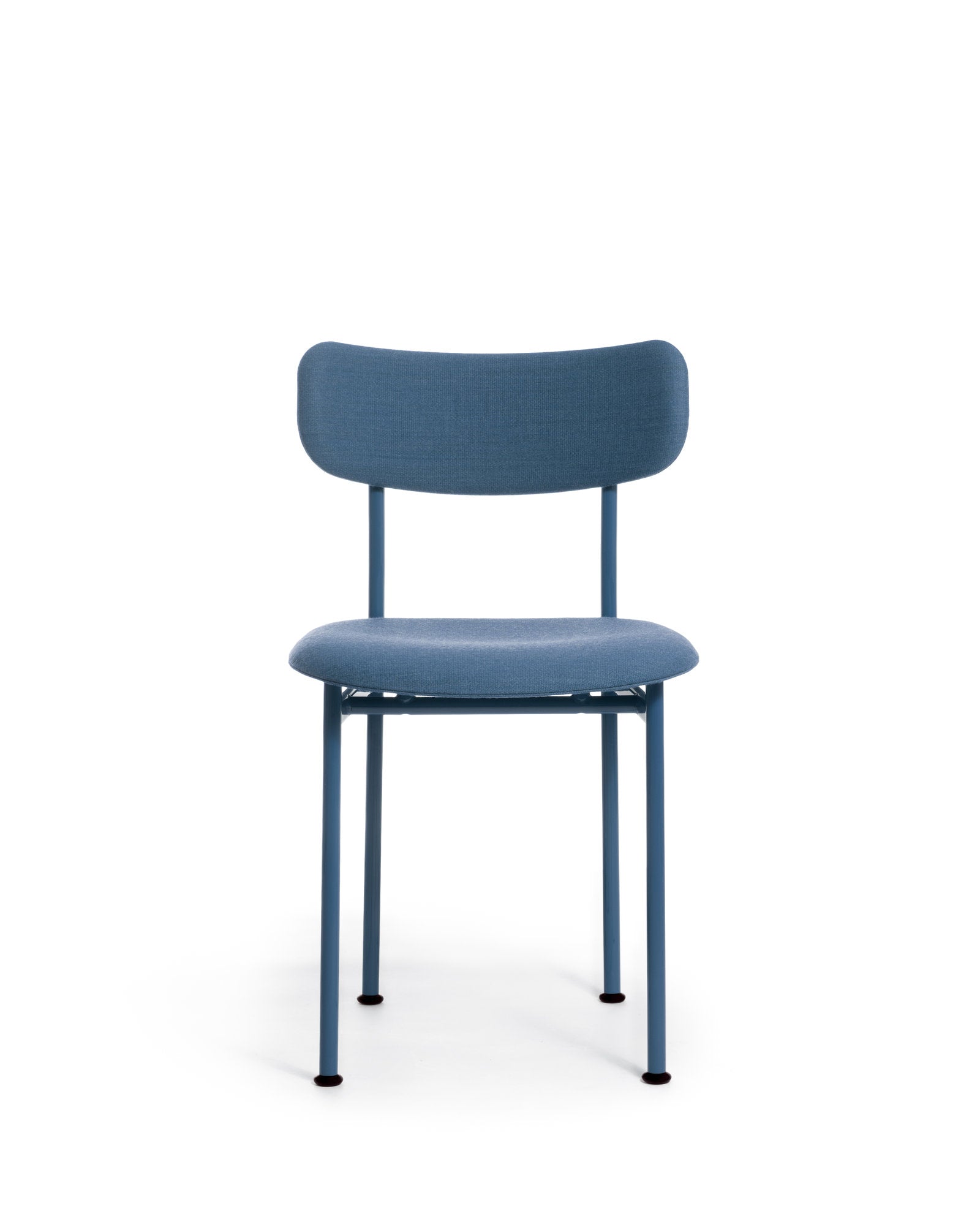Sedia Motta Magis imbottita in tessuto blu, Jasper Morrison, telaio in acciaio verniciato, vista frontale su bianco