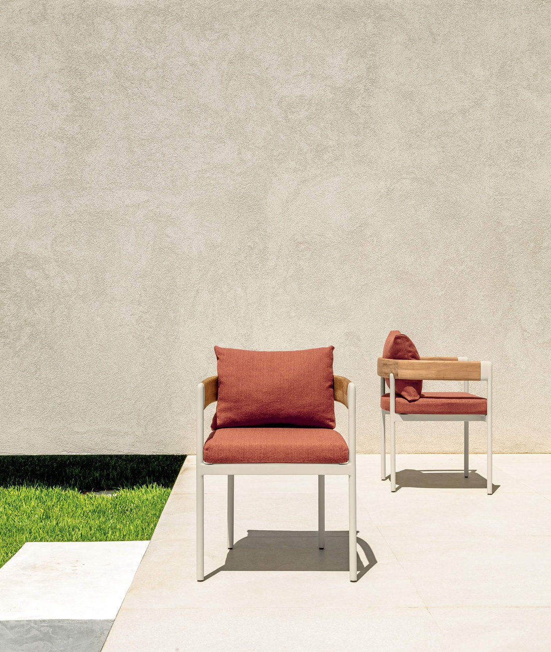 Sedia da esterno Talenti Flow con cuscino rosso, struttura in alluminio e dettaglio in legno