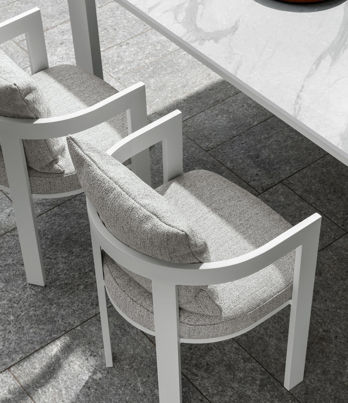 Sedia pranzo outdoor Talenti Argo Alu in alluminio con cuscino, vista ambientata su pavimento esterno