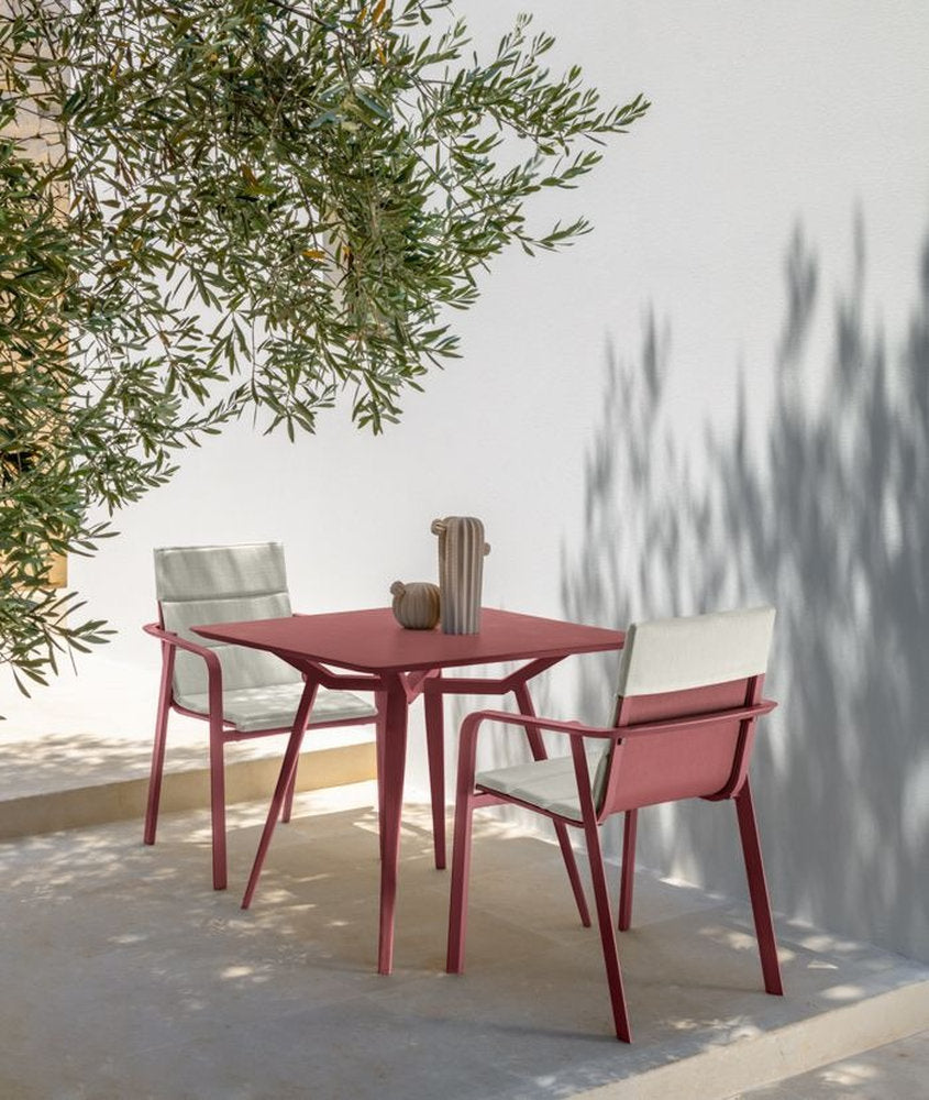 Set dining outdoor Milo Talenti con tavolo e poltrone in alluminio rosso, seduta chiara per esterni