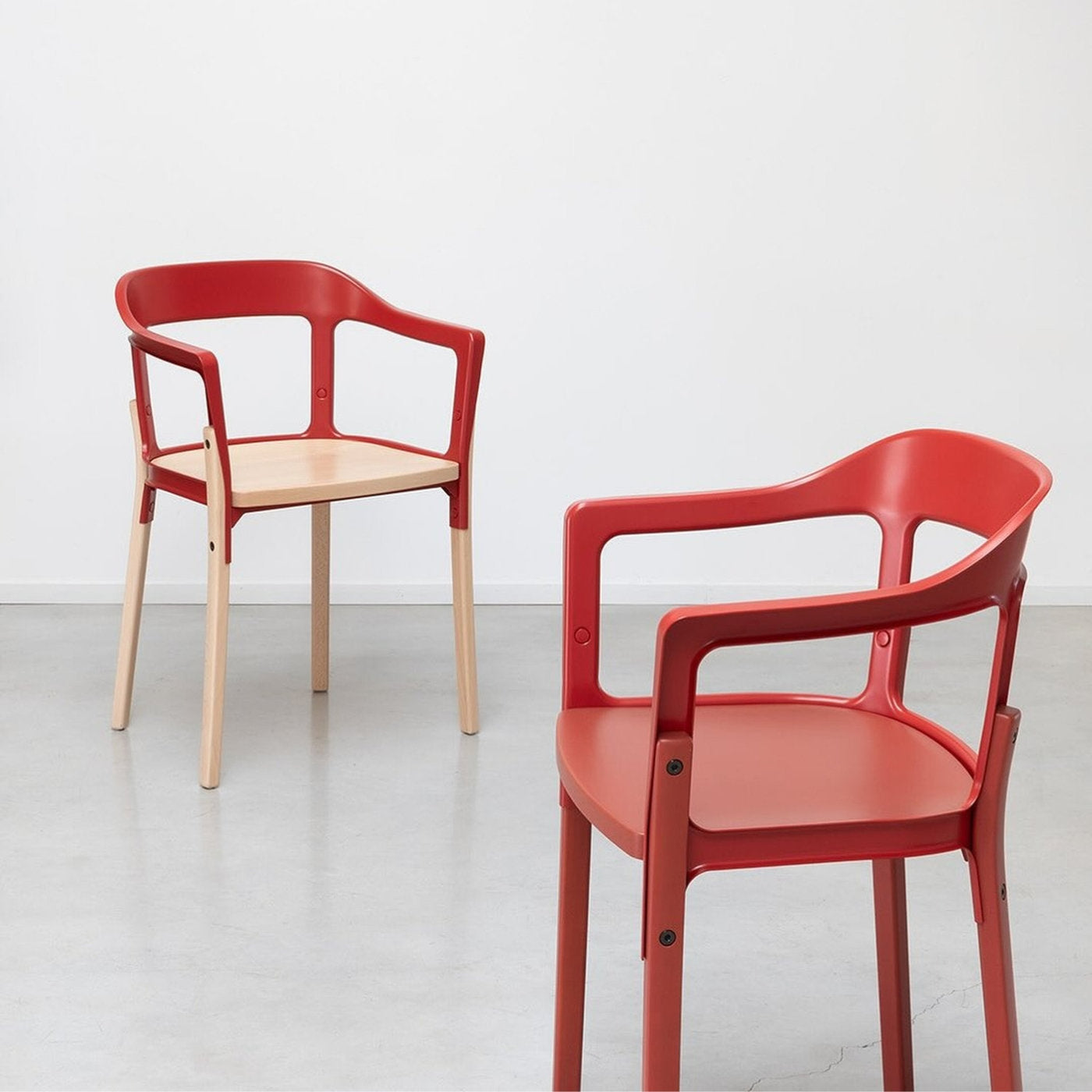 sedie design Magis Steelwood Chair in rosso e faggio in ambiente minimal chiaro