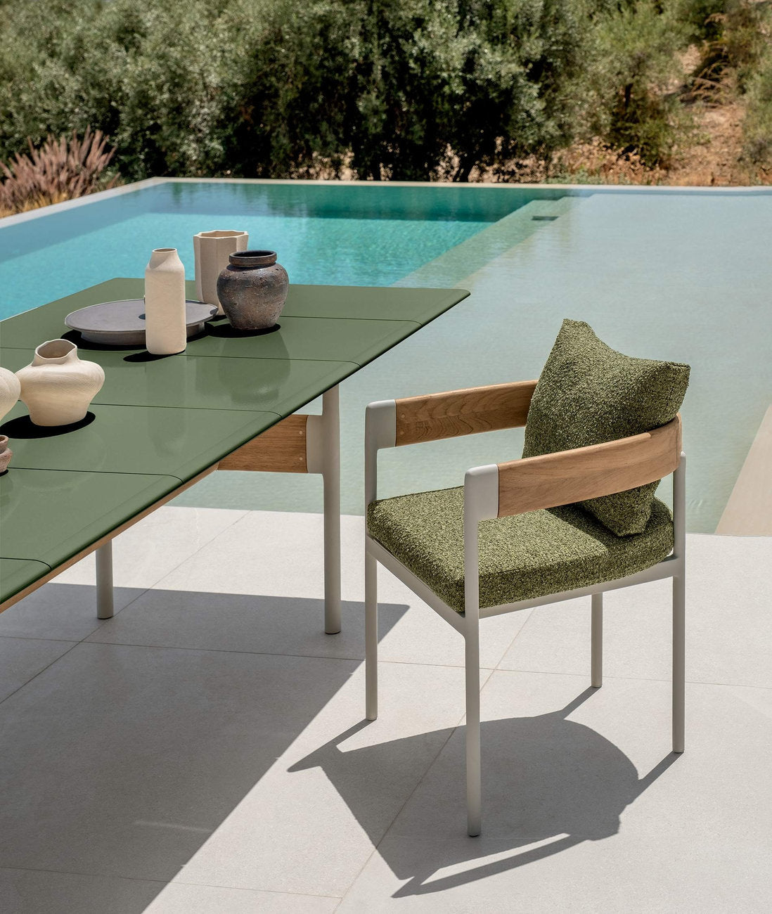 Tavolo outdoor Flow Talenti con piano in gres verde e sedia con struttura in legno e cuscino tessuto