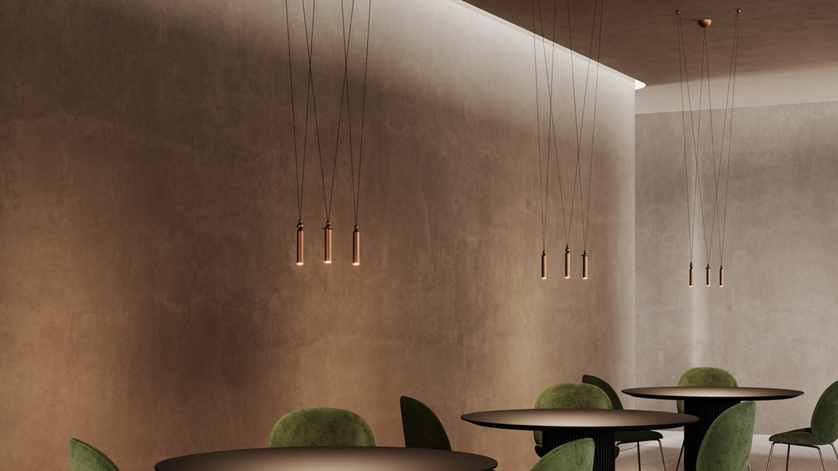 Serica Dot Masiero in ambiente contract con composizioni a tre luci sopra tavoli da ristorante