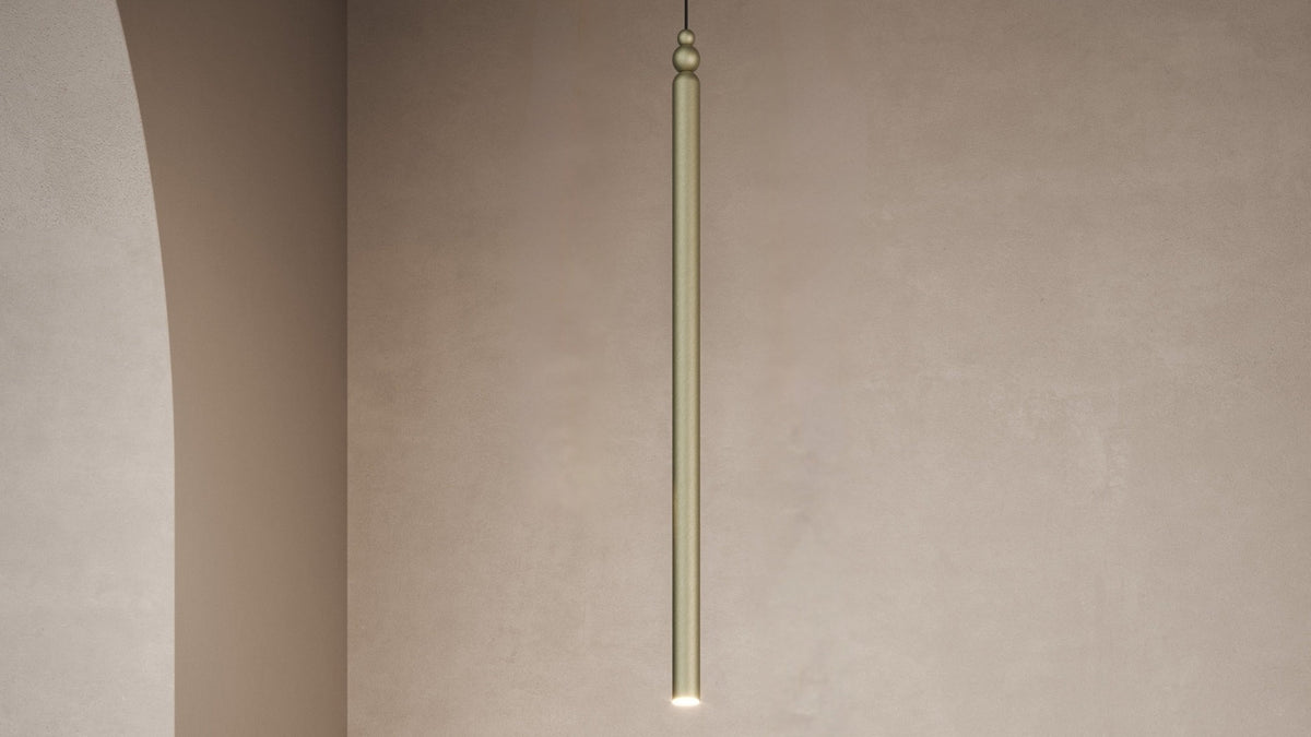Dettaglio della lampada a sospensione LED Serica di Masiero, con corpo cilindrico sottile in metallo spazzolato.