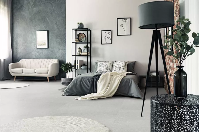 Dettaglio del pavimento Skema Vision Oxid Hydro Plus nella finitura graniglia chiara, ambientazione elegante