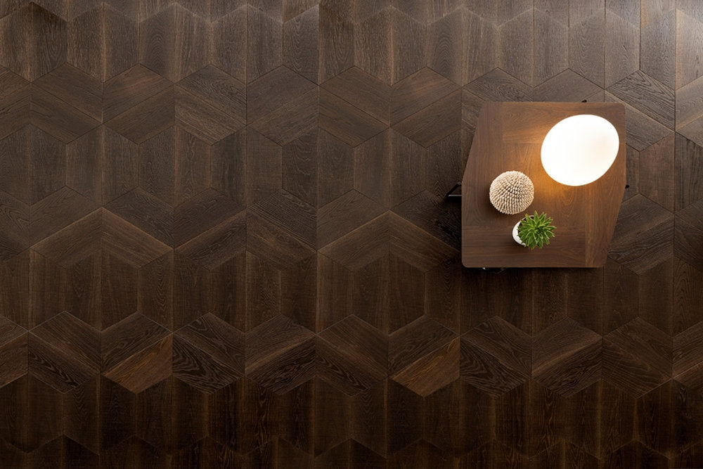 Pavimento Yles Tarsia in rovere finitura Carbo con motivo scuro e tavolino con lampada 