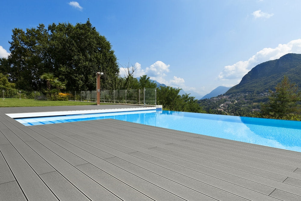 Decking Skema Marina Compact Grigio Platino posato a bordo piscina panoramica con vista sulle montagne