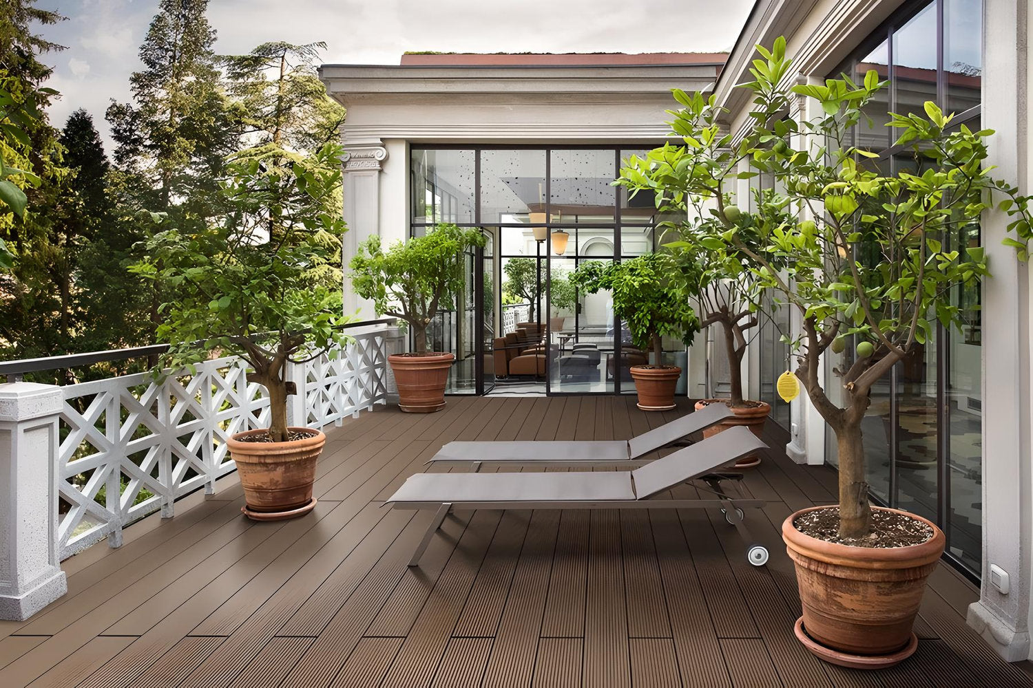 Terrazza con pavimento WPC Skema Marina Compact Argilla, arredo da esterno e piante in vaso