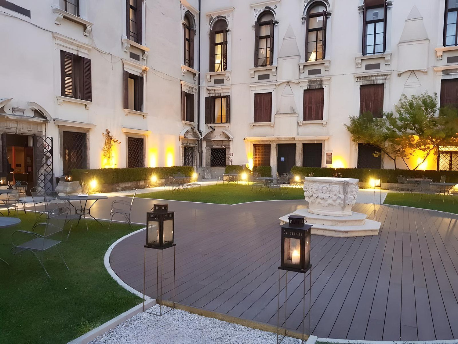 Corte pavimentata con Skema Marina Compact Argilla, posa curva in contesto architettonico storico