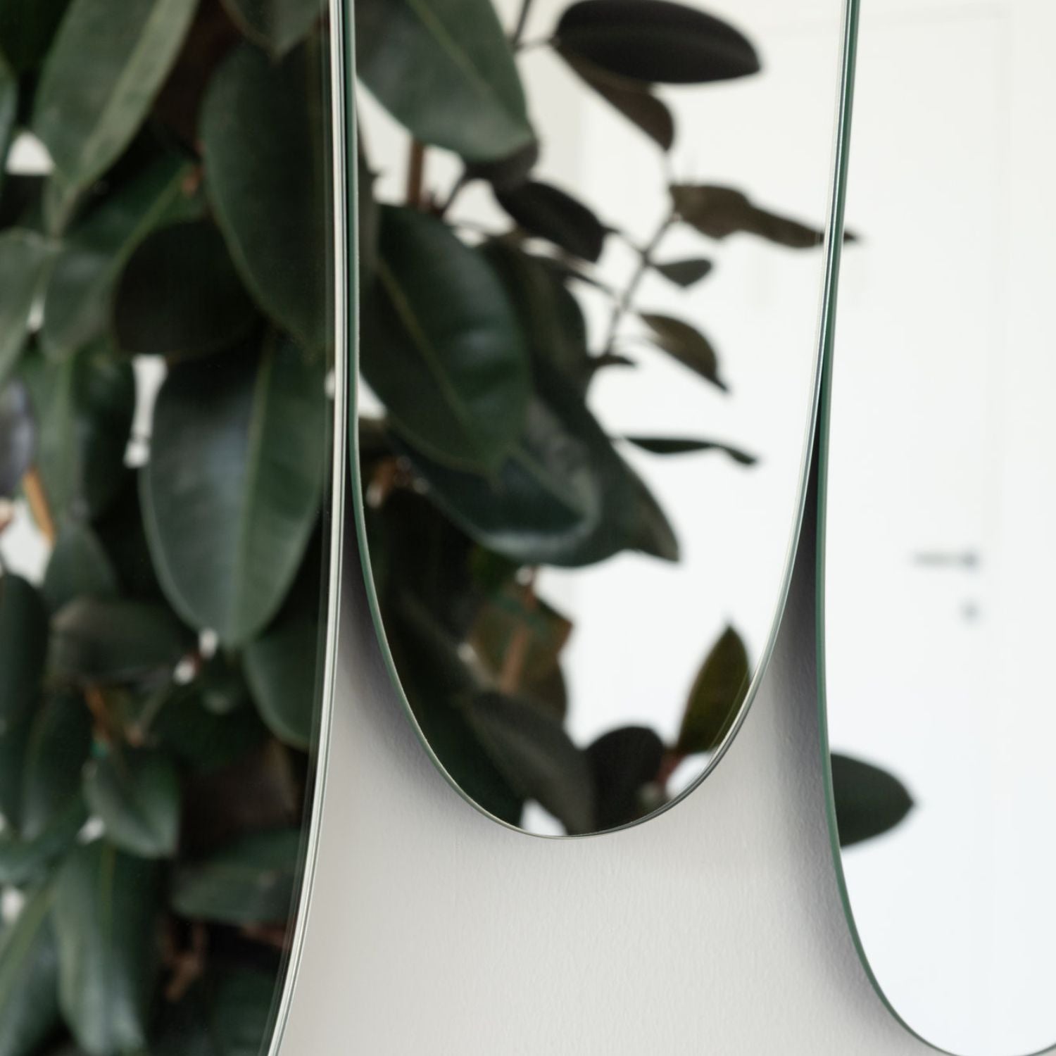 Dettaglio specchio Morphed Mirror Squash Magis creato da Paul Cocksedge