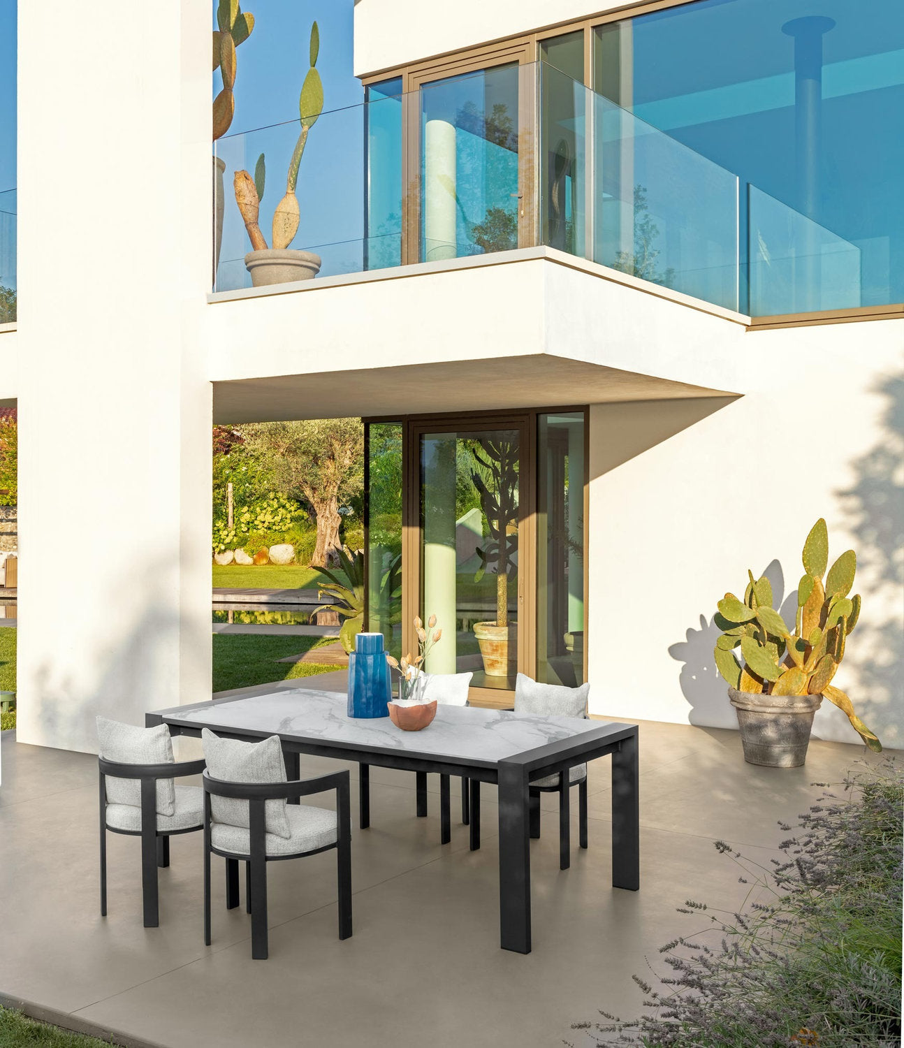 Tavolo Argo Alu Talenti in alluminio e gres con sedie outdoor su terrazza moderna con vetrate
