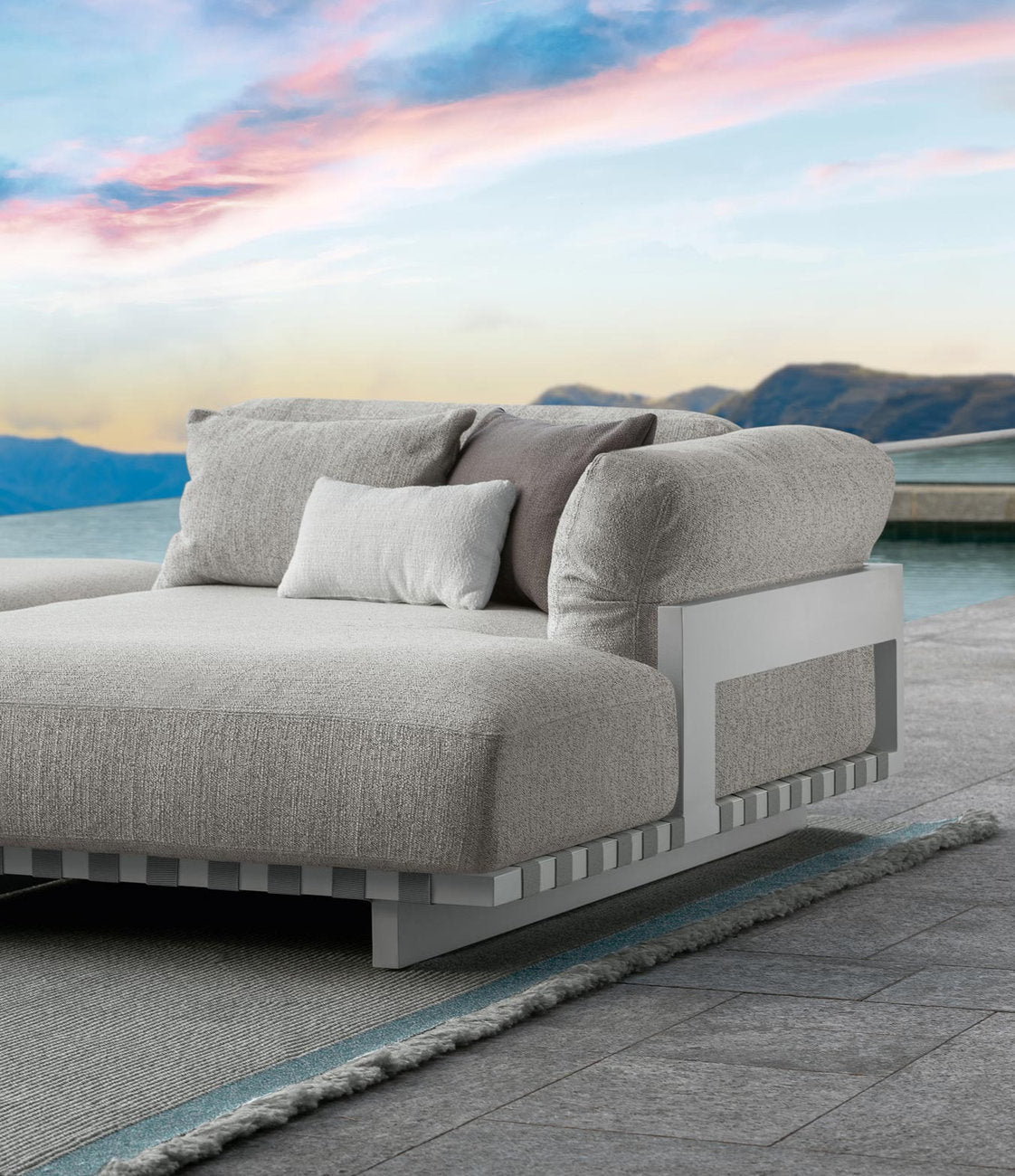 Divano Talenti Argo Alu in alluminio con cuscini tessili per arredo outdoor contemporaneo