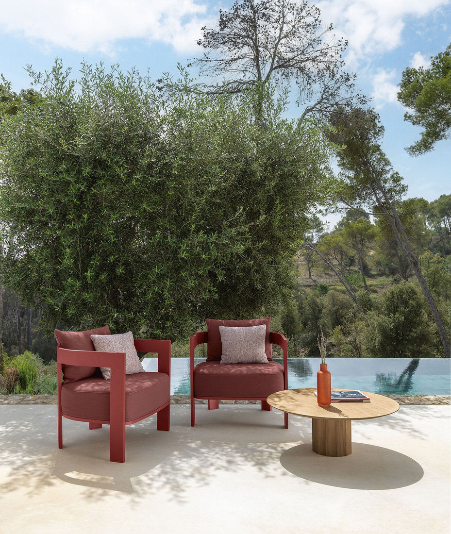 Poltrone outdoor Argo Alu Talenti  in alluminio e tessuto rosso vicino a piscina
