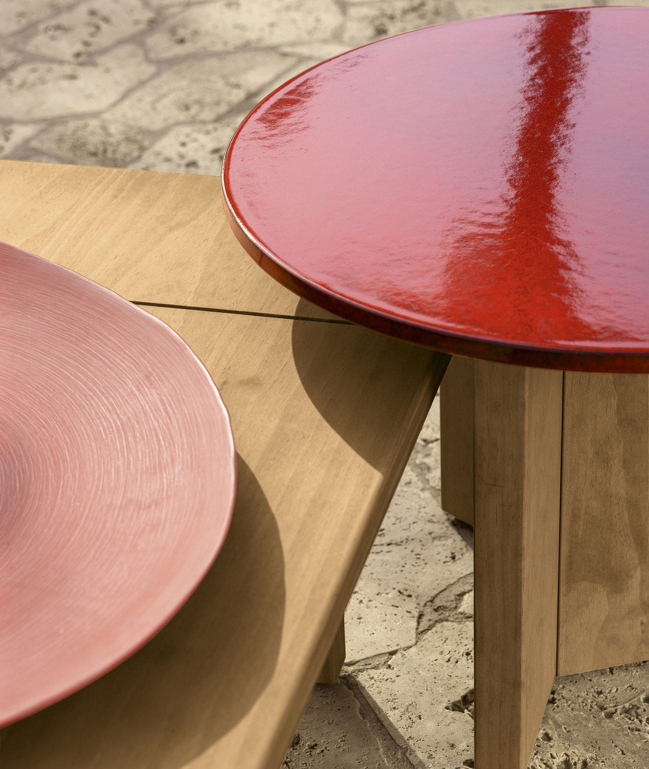 Dettaglio tavolini outdoor Venice Talenti in Accoya con top in pietra lavica smaltata rossa 