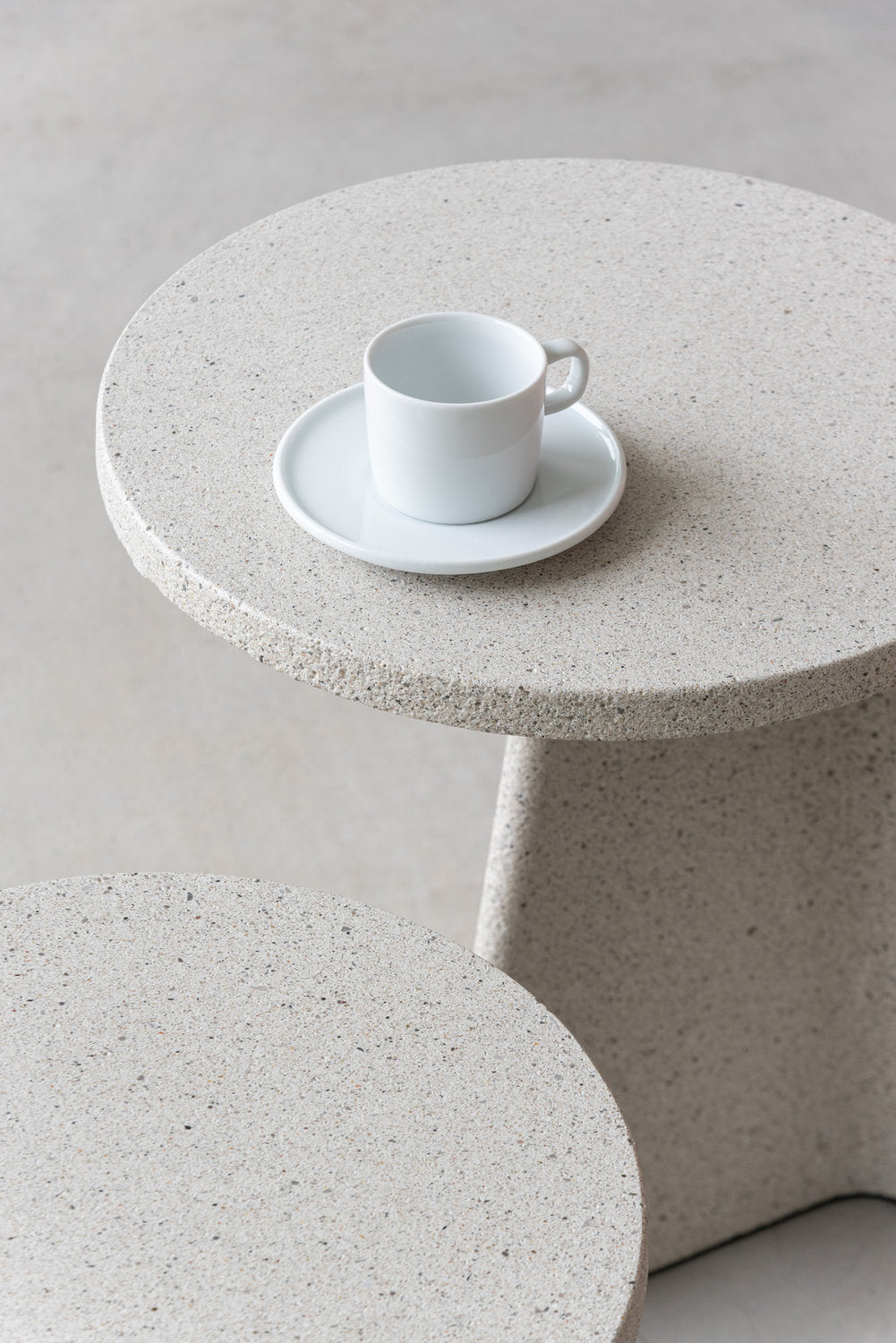 Piano circolare del tavolino Ancora Magis in cemento con tazza e piattino, dettaglio superficie